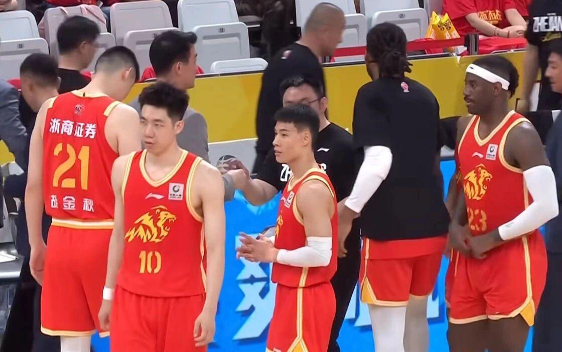 mk中国官方认证-广厦男篮24分大胜，2-1淘汰山西晋级四强，胡金秋15+7险受伤